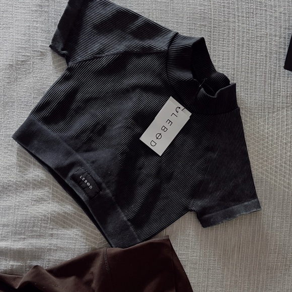 SOLD | Lebod Charcoal Ribbed Cropped Workout Shirt - Picture 4 of 5